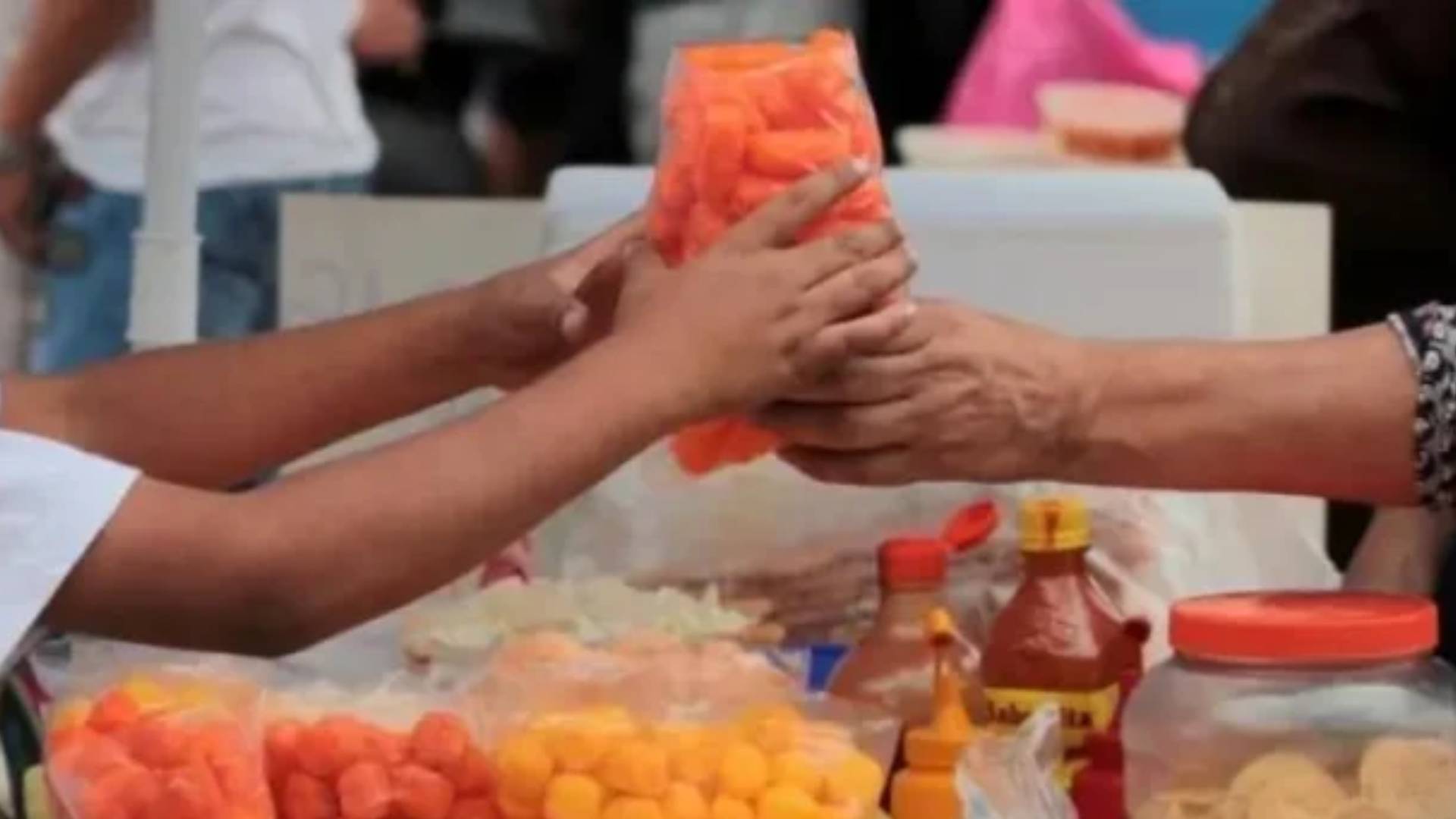 Diputados aprueban proyecto que prohíbe venta de chucherías y refrescos en escuelas