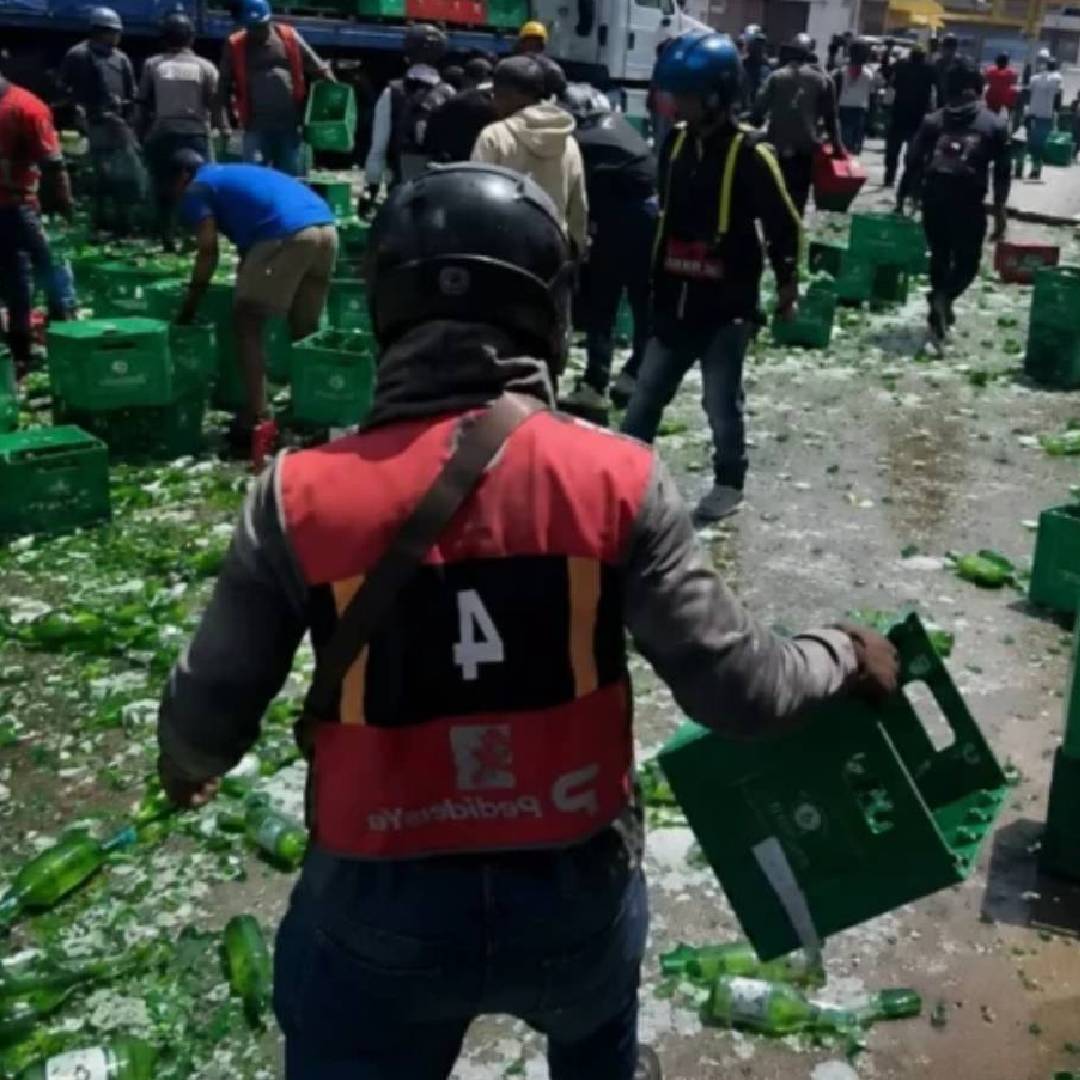 Patana cargada de bebidas sufre accidente y provoca caos vial cerca de la Plaza de la Bandera