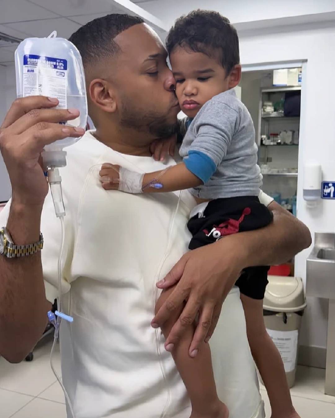 Entre lágrimas, Paramba pide ayuda urgente para salvar la salud de su hijo