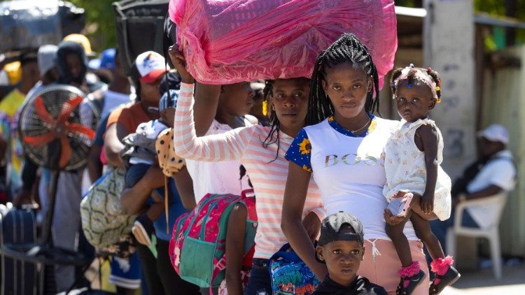 Ciudadanos haitianos denuncian largas esperas y condiciones difíciles en trámites consulares en RD